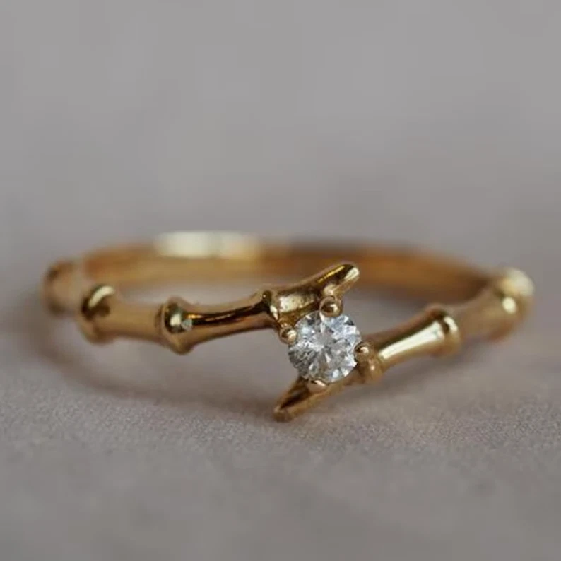 Anillo de propuesta de vástago de bambú con diamantes naturales redondos de 0,10 quilates enchapado en oro amarillo Foto 2 de 4