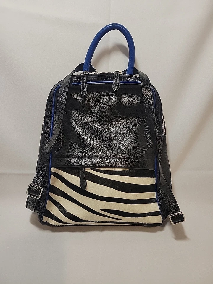 Mochila Claudia Firenze de cuero/becerro negra y estampado de cebra con ribete azul