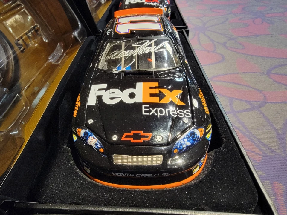 Denny Hamlin #11 2006 autografiado FedEx Express - 1:24 RCCA ELITE #180/411 Foto 2 de 4