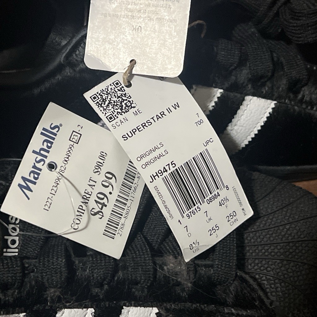 Black Adidas Superstar II men’s sneaker tag with white label, product details, barcode, and “JH9475” text.