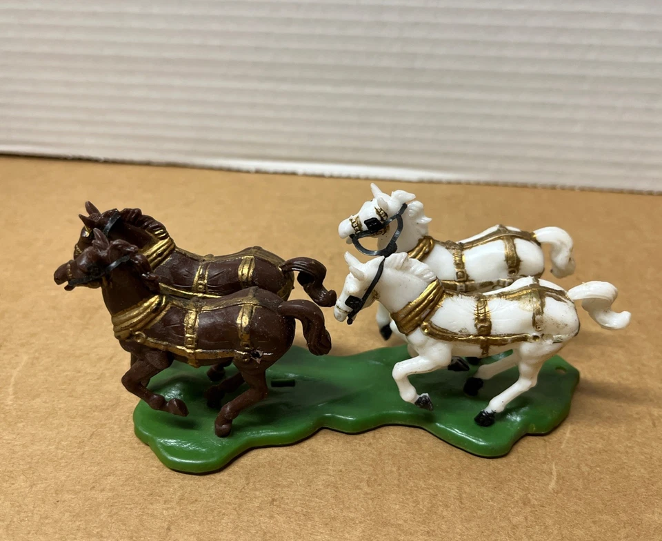 Topper/juguete de plástico Wilton de colección 4 caballos dibujados, base con ruedas verde L8 Foto 4 de 4