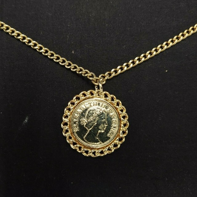 ELIZABETH II REGINA GOLD TONE COIN PENDANT & 24" LONG GOLD TONE CHAIN
