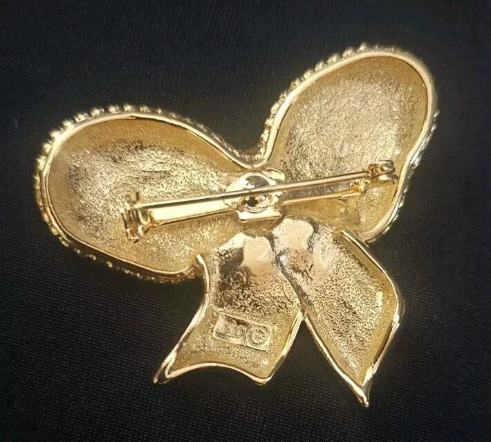 Broche prendedor con lazo floral tono dorado vintage de Kenneth Cole KC con diamantes de imitación esmaltados Foto 2 de 4