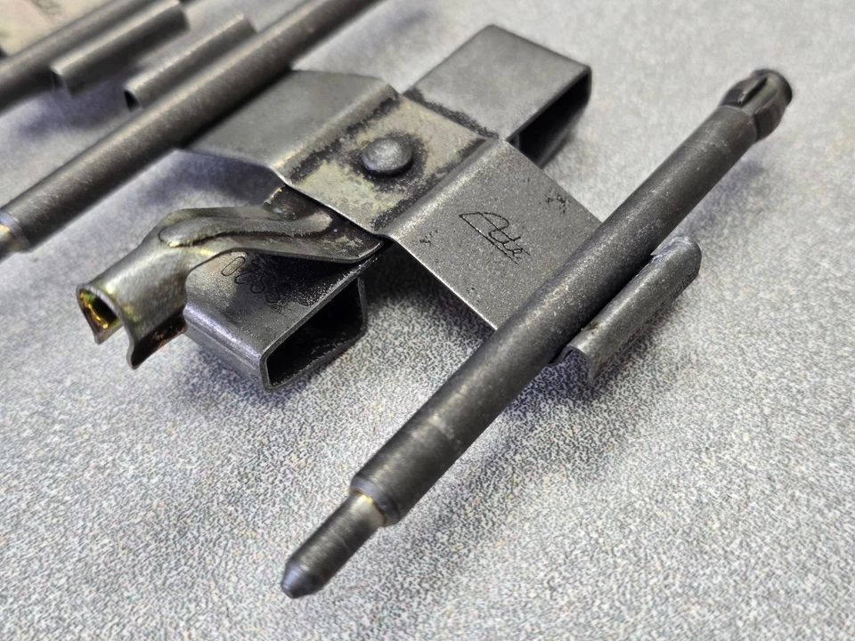 NICE USED ORIGINAL PORSCHE 911 CARRERA FRONT BRAKE CALIPER KIT W SPRINGS PINS — 第 2/4 张图片