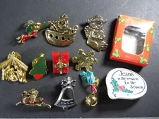Vintage Christmas Lapel Pin Lot Bells Tree Noah Ark Manger Holly Assorted B5748