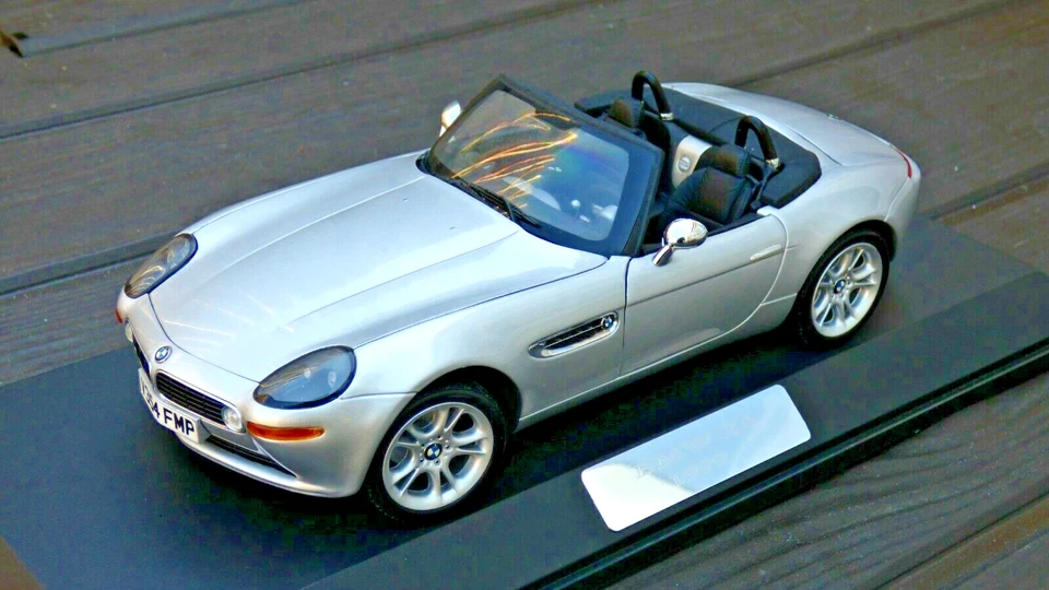 BMW Z8 James Bond 007 KYOSHO 1:18 El mundo no es suficiente con estuche coche de juguete E52 Foto 4 de 4