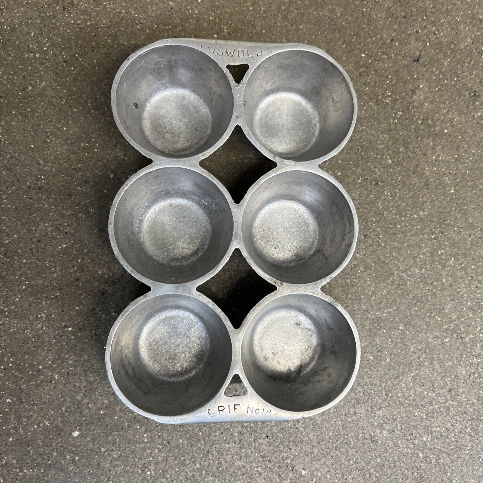 GRISWOLDS NO. 18 ERIE CAST ALUMINUM 6 MUFFIN PAN A-8018