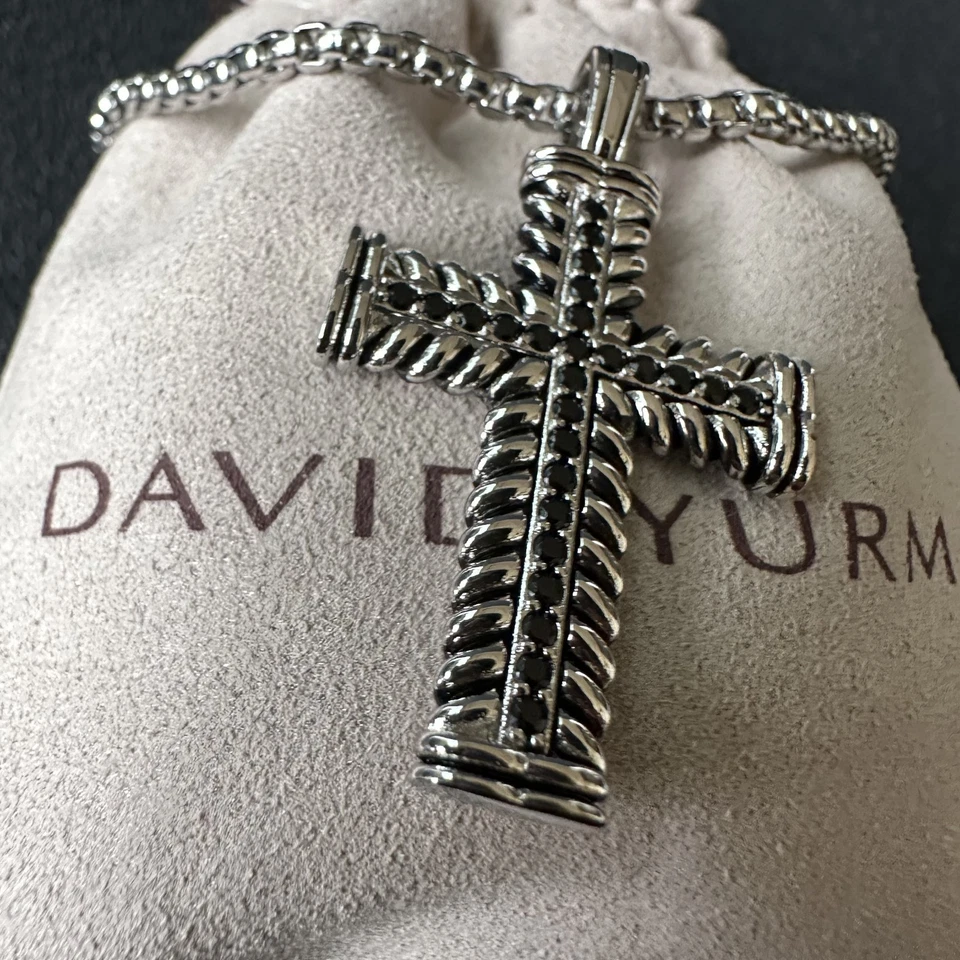 Colgante Cruz Chevron David Yurman Plata de Ley 925 con Diamantes Negros 20" Foto 2 de 4