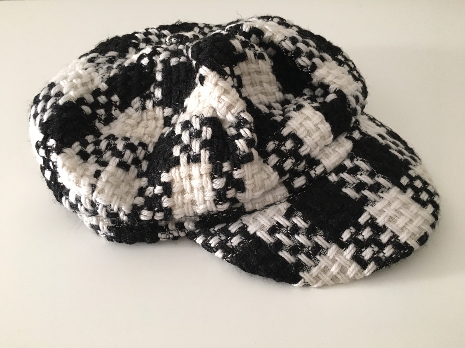 Gorra de cuadros blanco y negro