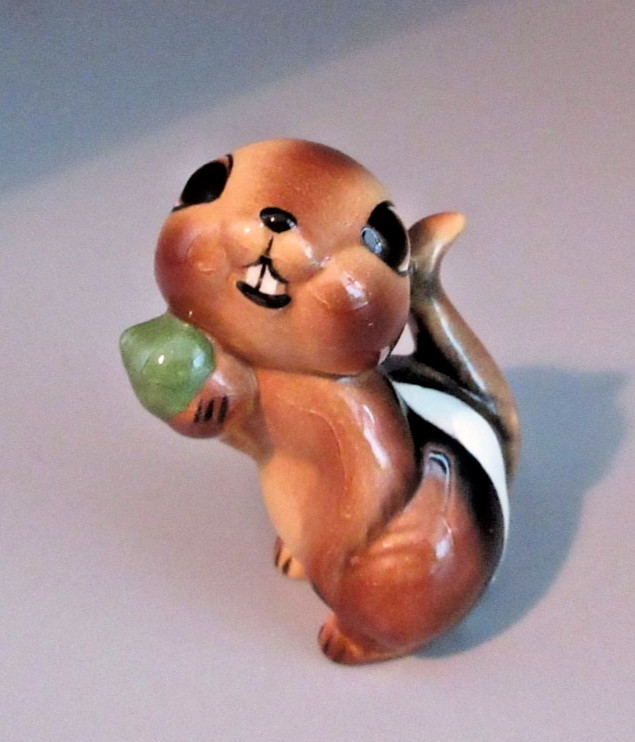 HTF Hagen Renaker Designers Workshop DW Baby Chipmunk Holding Acorn Figurine