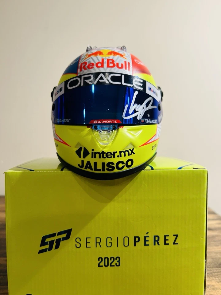 Mini capacete de corrida Red Bull 2023 assinado por Sergio Perez escala 1:2 (Beckett AUTO) - Imagem 4 de 4