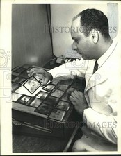 1965 Press Photo Dr. Merle Mizell, Tulane University, studies growth of tadpole