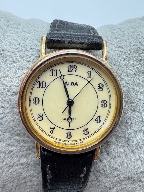 Parts/Repair Gold Tone Seiko Watch Quartz V236-0150 ALBA Ladies - vintagewatches.pk