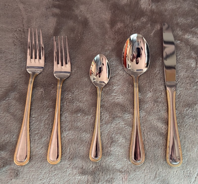 Wallace Gold Royal Bead 18/10 Stainless Flatware Mint 8 Place Settings (40 pcs)