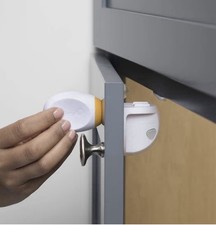 Safety 1st Adhesive Magnetic Lock System, 16 Locks And 4 Keys.