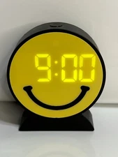 Vivitar Novelty Smiley Digital Clock LCD Jumbo Display NEW Battery Operated.
