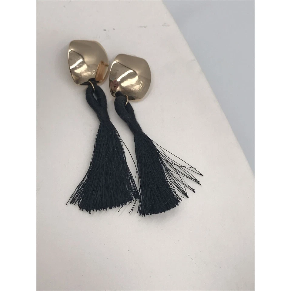 Pendientes colgantes perforados negros borla larga tono dorado de moda Foto 2 de 3