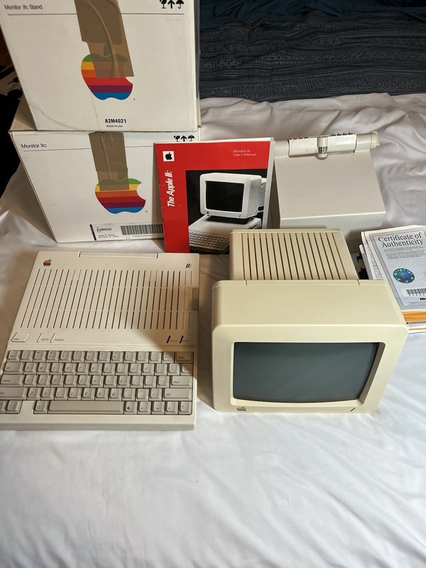 Apple IIc Computer A2S4100 ROM & A2M4090 Monitor [TESTED WORKS] + Games & More