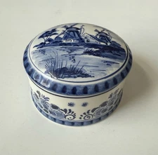 Porcelain 2.5” H 3.75”W Trinket Box Windmill Dutch Delft Blauw Poldermolen.