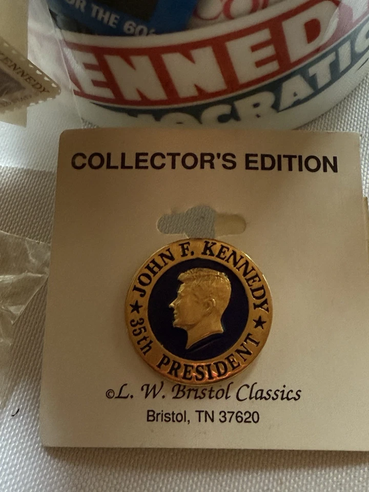 Prendedores de campaña vintage JFK, taza y sellos sin usar edición coleccionista. 1960 Foto 3 de 4