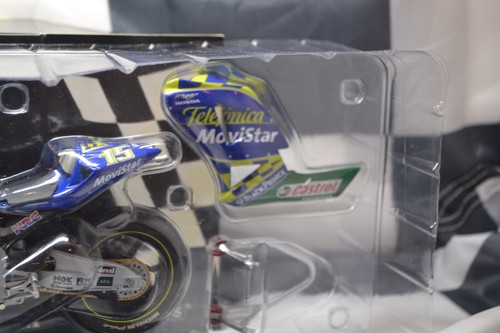 MINICHAMPS - 2004 MOTO GP HONDA RC211V - SETE GIBERNAU - 1/12 SCALE MODEL BIKE - Picture 4 of 10