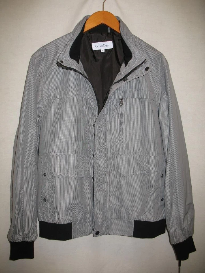 Chaqueta cortavientos básica Calvin Klein cremallera completa negra blanca rayas finas para hombre L Foto 3 de 4