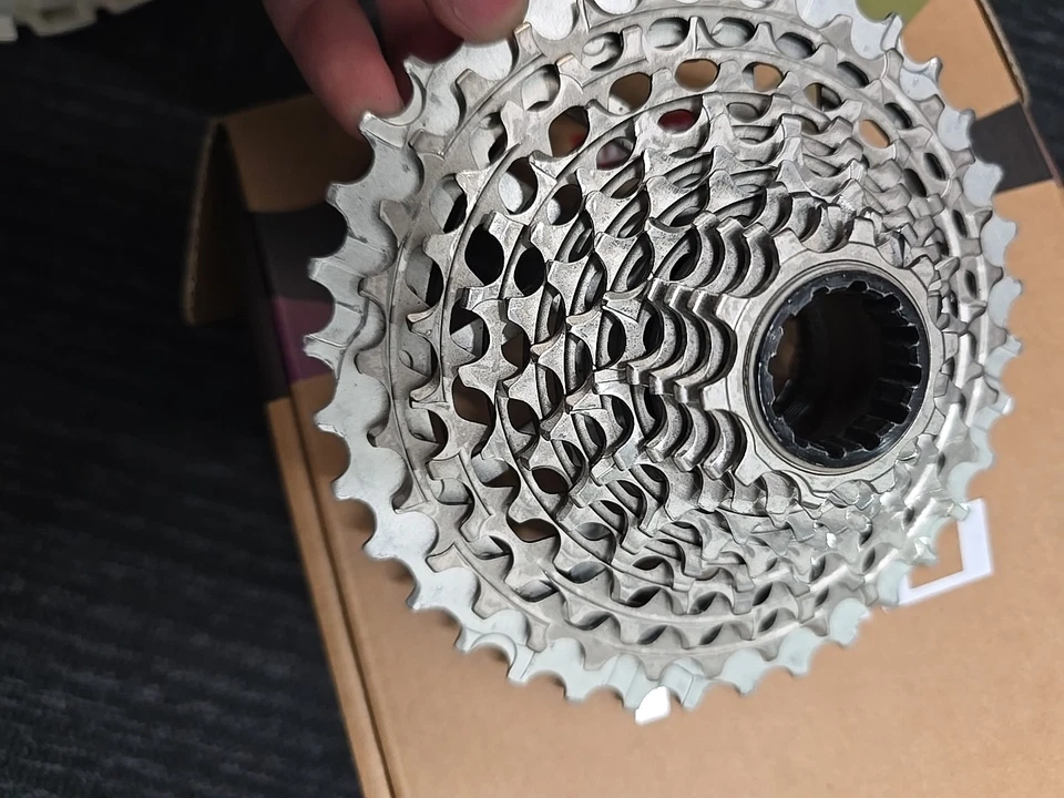 Cassette de bicicleta de carretera rojo SRAM CS-XG-1290-E1 10-36t 12 velocidades plateado solo XDR  Foto 2 de 3