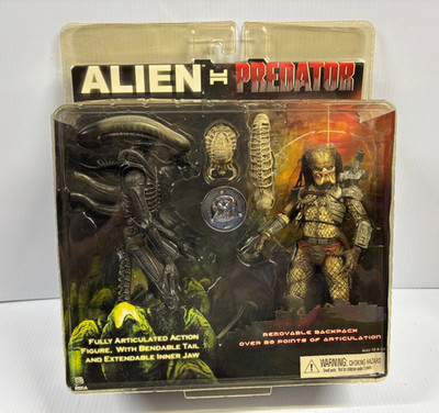 NECA Alien vs Predator Toys R Us Exclusive 2-Pack Action Figures  Broken Leg