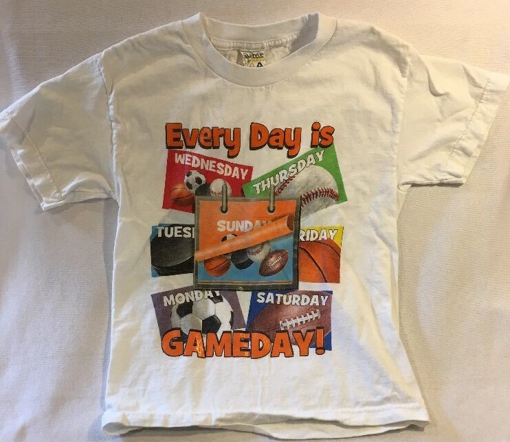 Camiseta Alstyle Boys Blanca 100% Algodón Every Day Is Gameday Talla Pequeña Foto 2 de 4