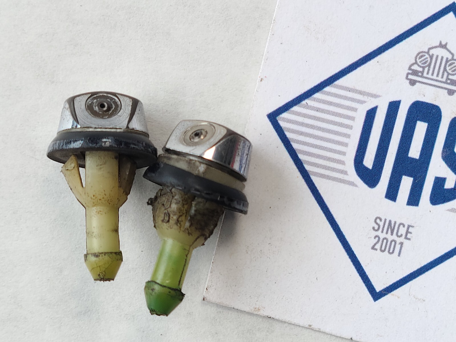 Mercedes R107 450SL Windshield Washer Nozzle Jet Pair 107EC46789 