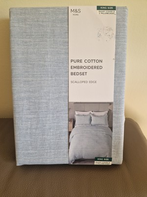 M&S REINE BAUMWOLLE 3-TEILIGES BESTICKTES BETTGARNITUR, GEWELLTER RAND. KING SIZE. Neu mit Etikett