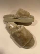 Muk Luks Kirstey Women  s Slippers Size Med 7-8 Irish Cream Faux Fur Platform NEW