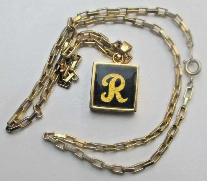 Ancien collier pendentif chaine plaqué or émail monogramme R bijou vintage 5382 - Photo 1/3