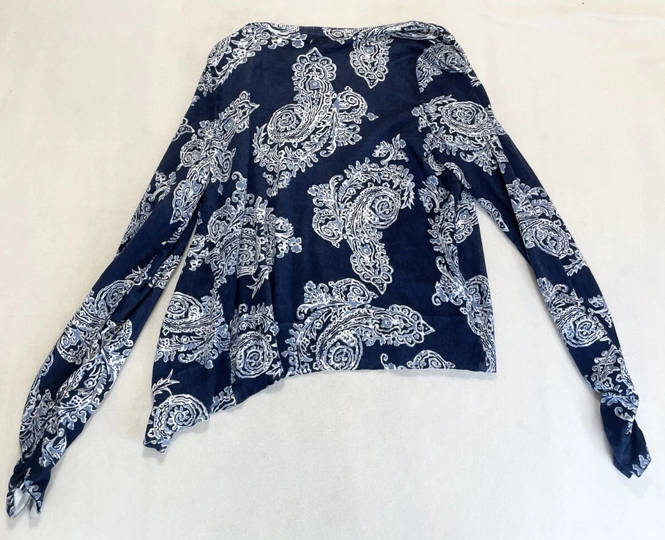 Suéter INC International Concepts Azul y Blanco Paisley Estrás Botón  Foto 2 de 4