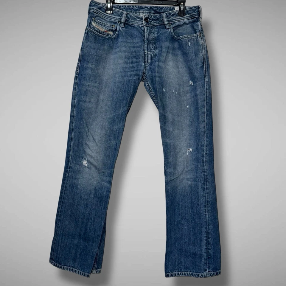 Jeans masculino Diesel Zatiny 33x32 008B4 azul desgastado denim botão mosca lavagem média - Imagem 2 de 4