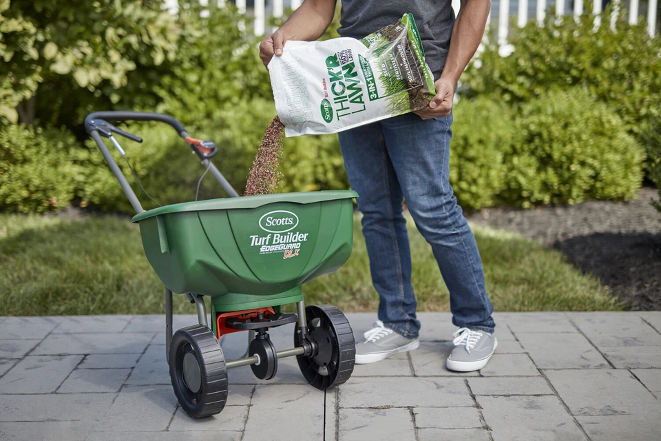 Scotts Turf Builder Thick'R césped alto mezcla de festuca 12 libras. Calas 1.200 m2 ft. Foto 3 de 4