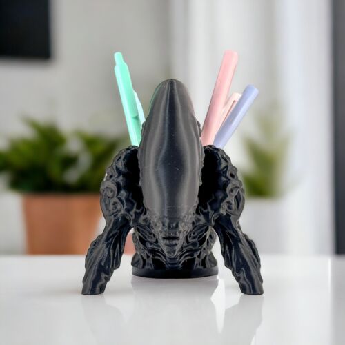 Alien Xenomorph Pen Holder - Office Desk Decor, Unique Pencil Display Stand - Foto 2 di 5