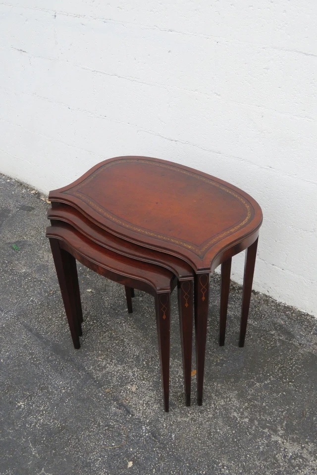 Juego de tres mesas laterales de caoba con incrustaciones de cuero de la década de 1940 3822 Foto 3 de 4