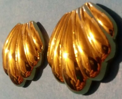 VINTAGE BLUETTE Gold-Tone Seashell Designer Signed Clip-On  display picture 1