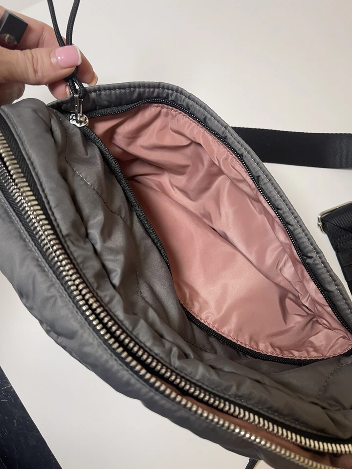 Bolsa tiracolo Shorty Love cinza e rosa - Imagem 4 de 4