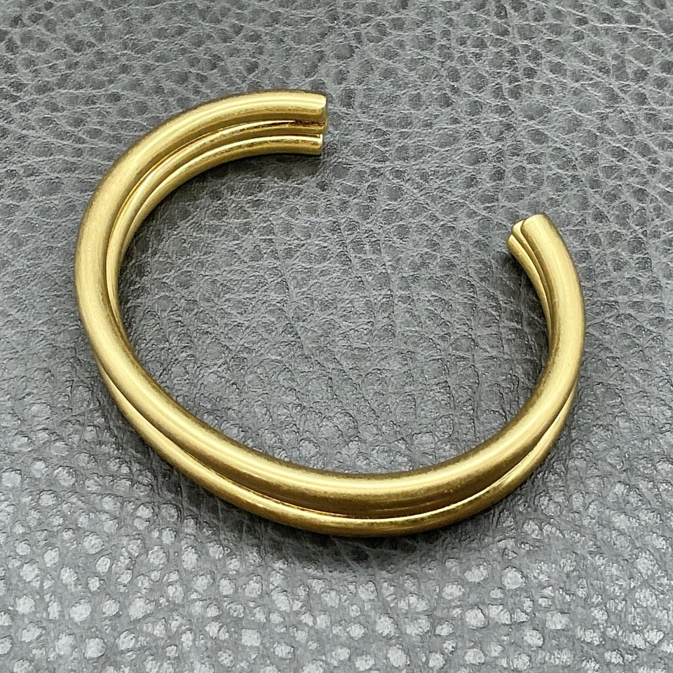 Brazalete Madewell tono dorado triple fila para mujer joyería minimalista moderna Foto 2 de 4