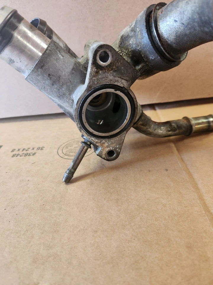 Carcasa de termostato OEM FORD EXPLORER 3.5 8A587-EA 2011 Foto 2 de 4