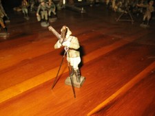 Lineolsoldat am Scherenfernrohr