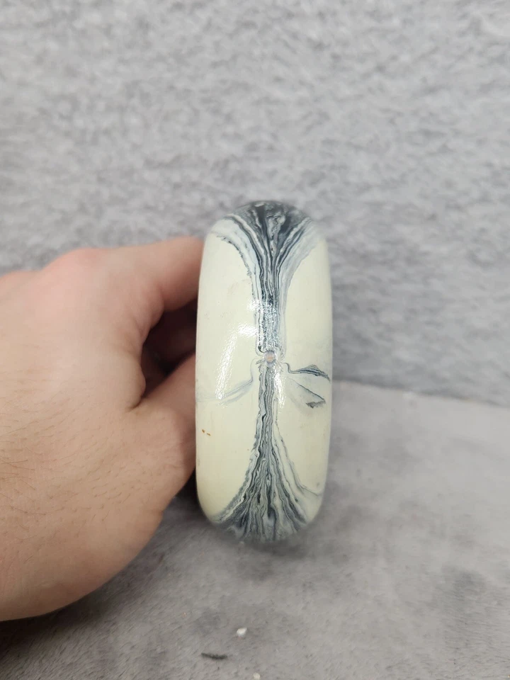 Brazalete de madera con patrón pintado de mármol blanco y negro agujero de 2,5" Foto 3 de 4
