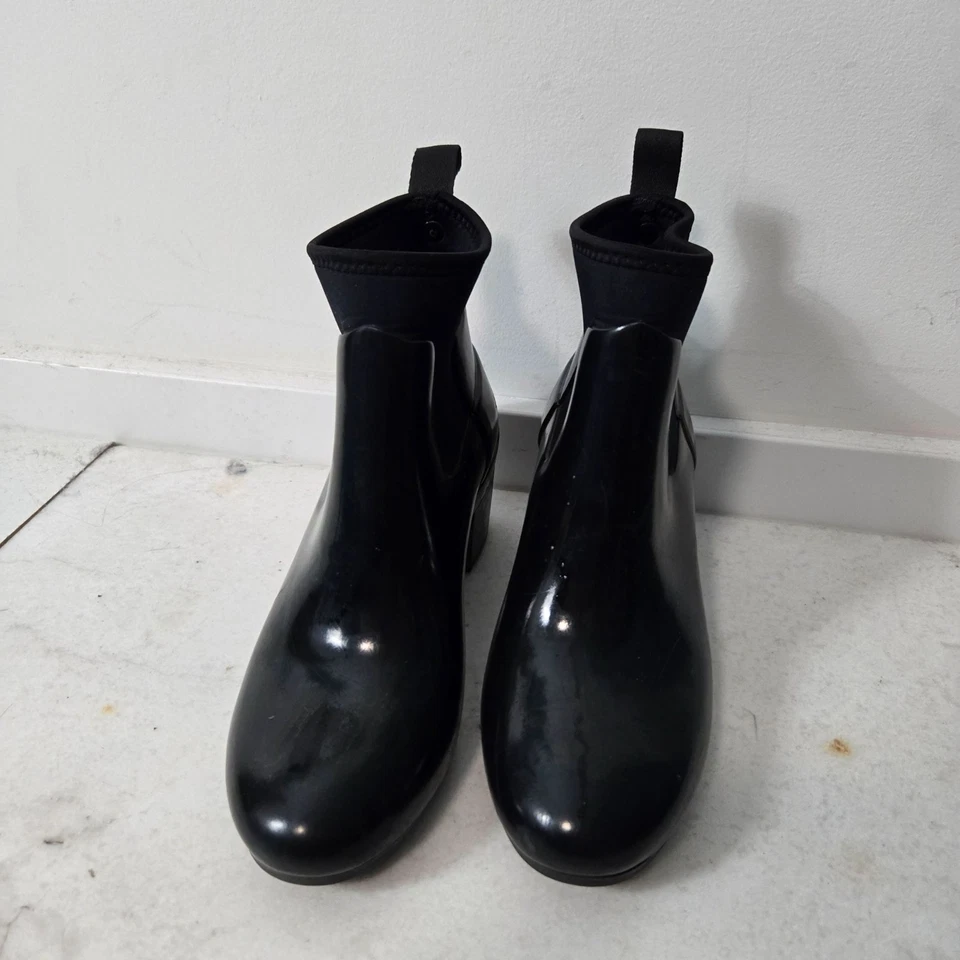 Hunter Women's Size 7 Rain Boots Heeled Ankle Booties Black Gloss Rubber - Image 2 of 4