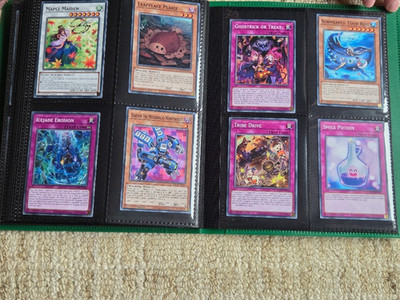 Ein Ordner mit Yu-Gi-0h Karten inkl. über 80 holografischen und 1. Auflage, insgesamt 160