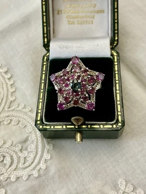 RUBIS, SAPHIR , GRENAT ROSE , VERMEIL OR BLANC, ARGENT, ELEGANTE BAGUE ANCIENNE - Photo 1/4