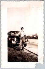 Vtg B&W Snapshot Man Sunglasses Holding Rifle Gun Vintage Car Roadside 1947