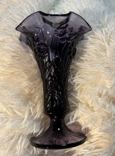 EUC Fenton Amethyst Purple Glass With Embossed Daffodils 7" VASE