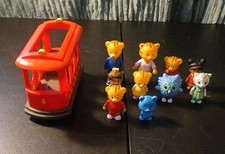 Daniel Tigers Neighborhood Deluxe Trolley w/ 10 Figures Tolly Tots Unlimited 2